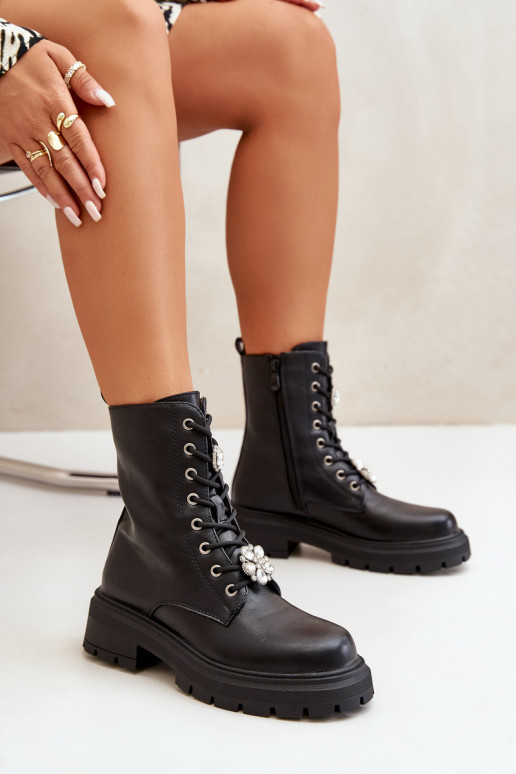 Bottines de travail pour femmes avec des embellissements en cuir synthétique de couleur noire Kristines