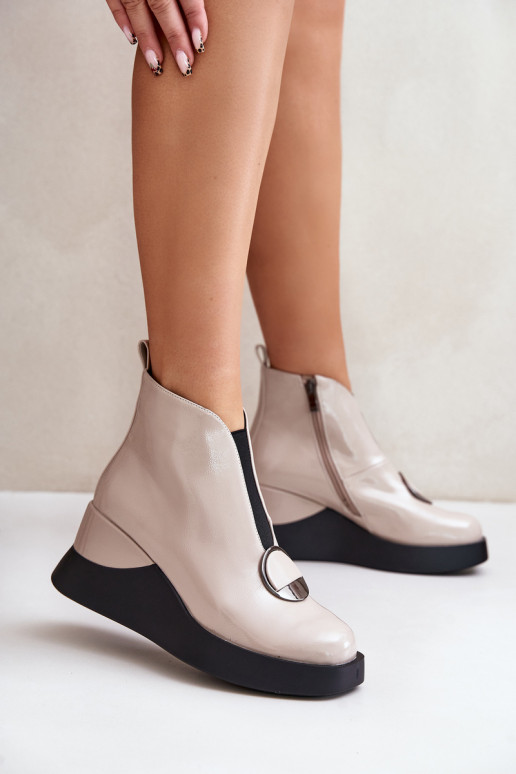 Sandkleurige enkellaarsjes met platform en lakeffect D&A MR880-136