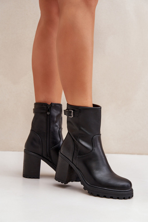 Bottines noires isolées avec talons et boucles Selavia