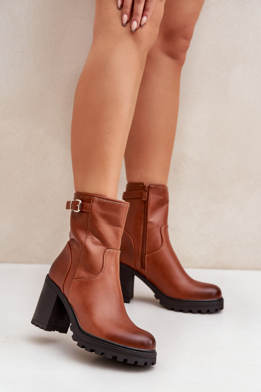 Bottines brunes isolées avec talons et boucles Selavia