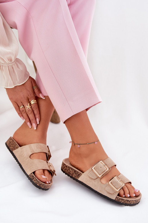 Dames slippers met gespen op een kurken zool in zand met hartjes