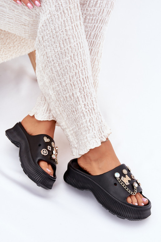 Chaussons légers pour femmes avec détails dorés et clips en noir Hortiana