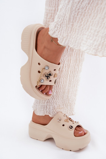 Chaussons légers pour femmes sur plateforme avec détails dorés et clips en sable Ivoriel