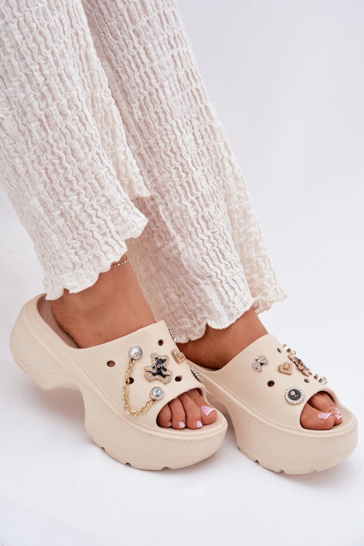 Chaussons légers pour femmes sur plateforme avec détails dorés et clips en sable Ivoriel