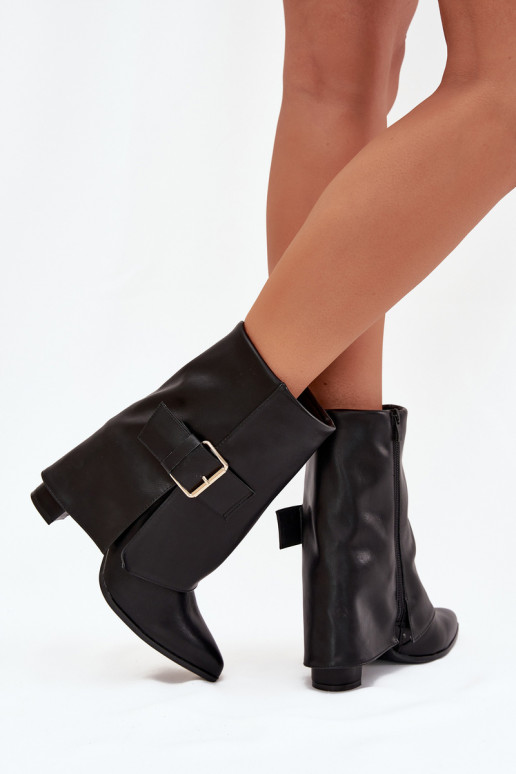 Bottines isolées avec talons et boucle dorée en noir Ylenara