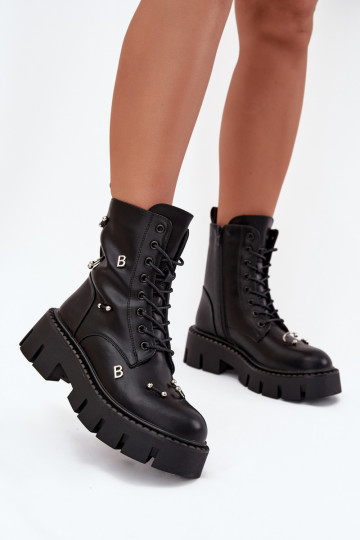 Dames werkschoenen met mooie details geïsoleerd in zwart Lunea
