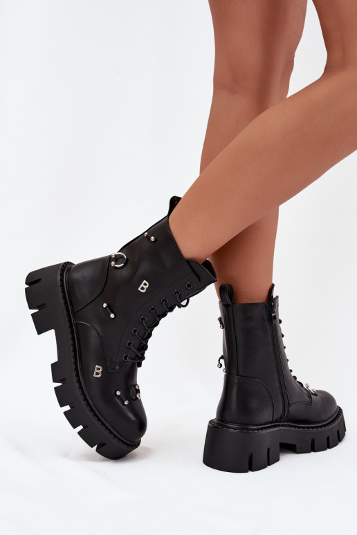 Dames werkschoenen met mooie details geïsoleerd in zwart Lunea