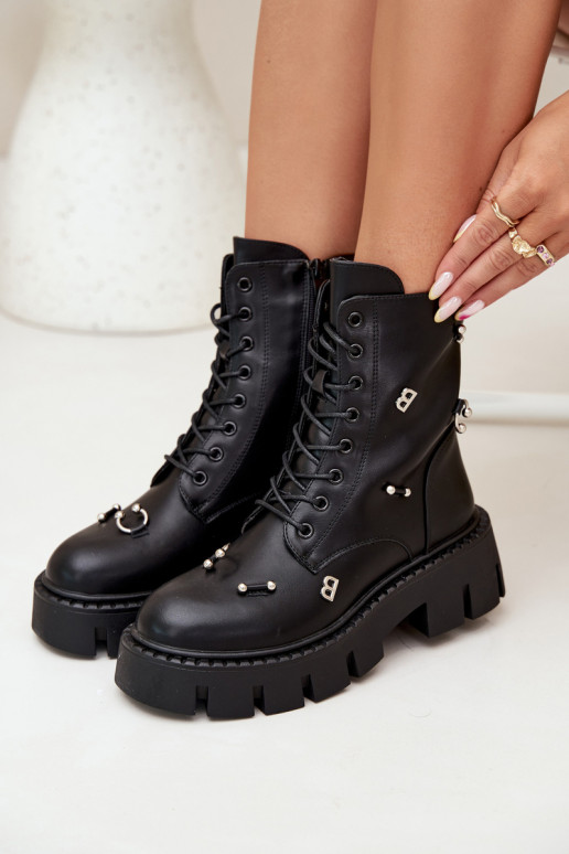 Dames werkschoenen met mooie details geïsoleerd in zwart Lunea