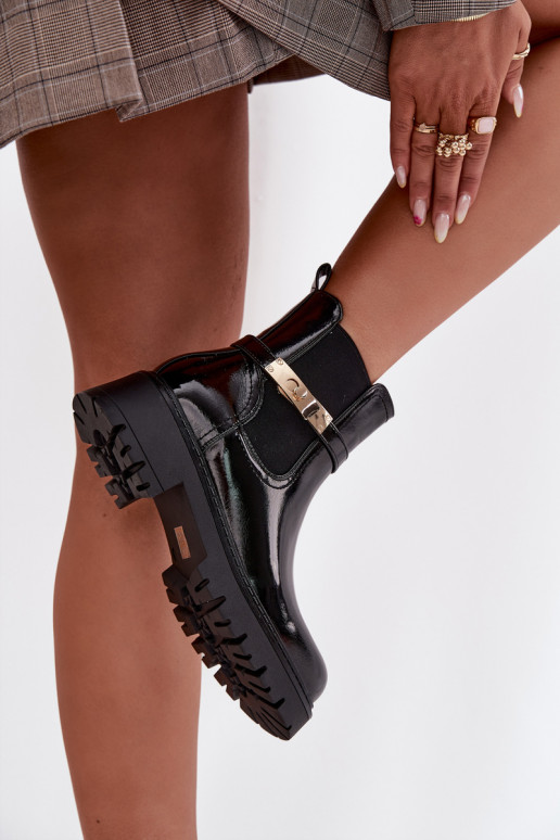 Bottines isolées et élégantes avec effet verni et talons décorés en noir Vivessa