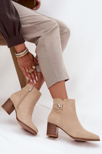 Bottines isolées avec détails dorés en couleur sable Renora