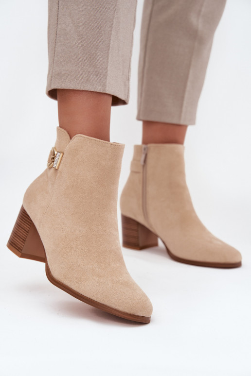 Bottines isolées avec détails dorés en couleur sable Renora