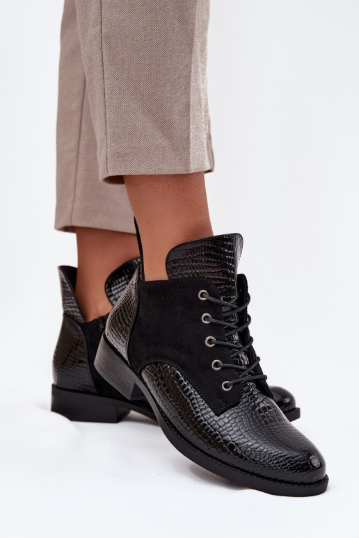 Schwarze Damen-Stiefeletten mit Lackeffekt und aufwendigen Prägungen Vinceza 16477