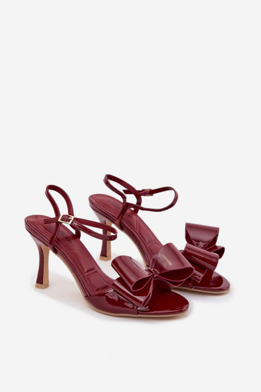 Bordeauxfarbene Sandalen mit Lackeffekt, dünnen Absätzen und Bändern Noliva