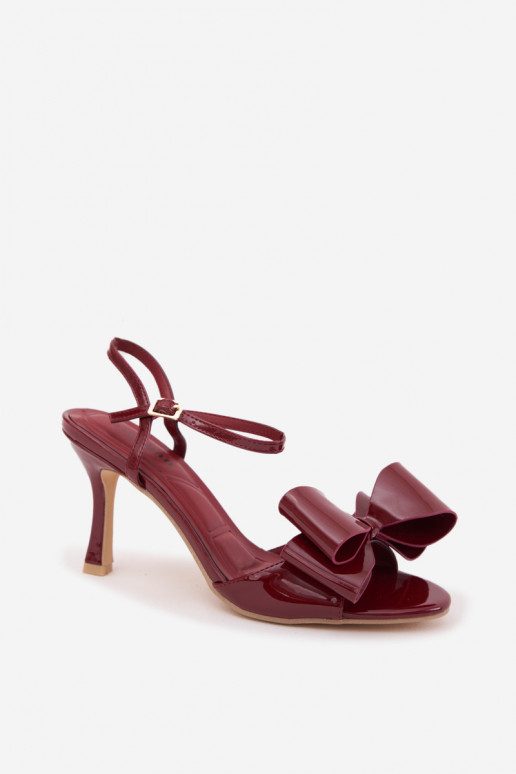 Sandales bordeaux avec effet verni, talons fins et rubans Noliva