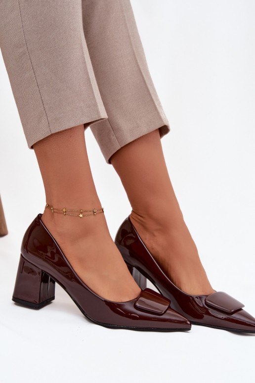 Lakken effect schoenen met hakken en ornamenten CzekoladoĮe Isoline