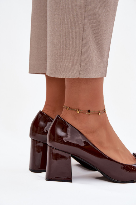 Chaussures effet verni avec talons et ornements CzekoladoĮe Isoline