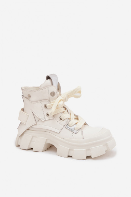 Bottines sportives isolées blanches GOE SS2N4055