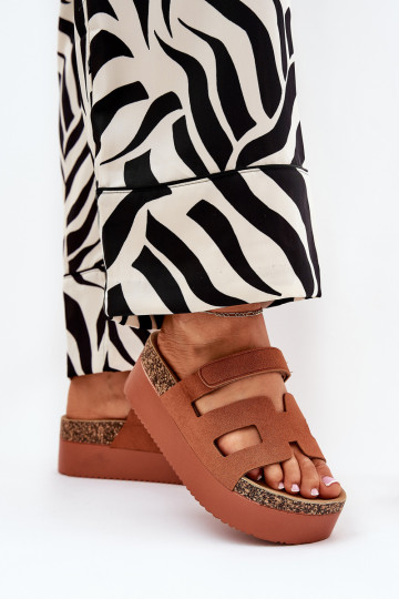 Chaussons avec plateforme en brun Daldiva