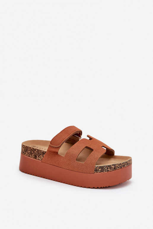Chaussons avec plateforme en brun Daldiva
