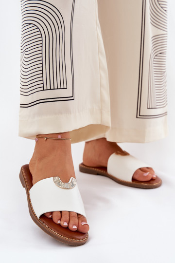 Chaussons pour femmes en cuir synthétique avec détails décoratifs en blanc Mevith