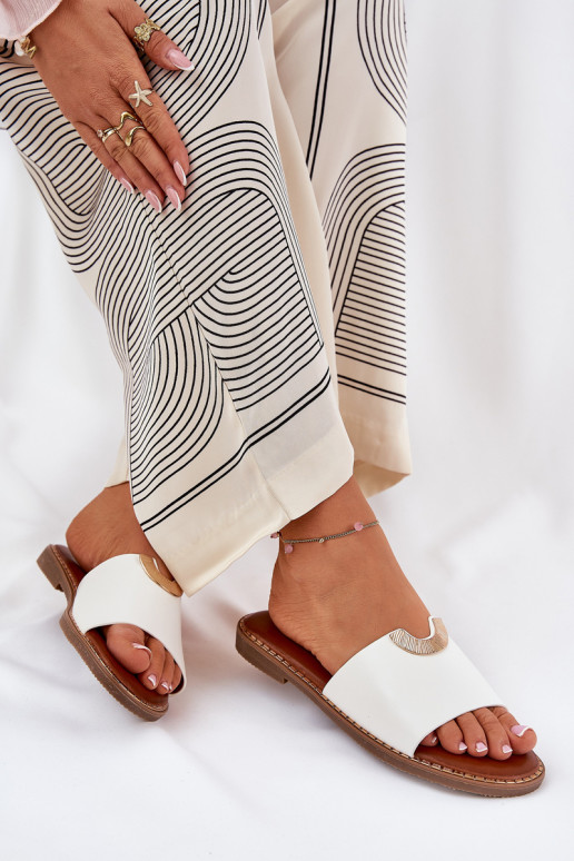 Chaussons pour femmes en cuir synthétique avec détails décoratifs en blanc Mevith