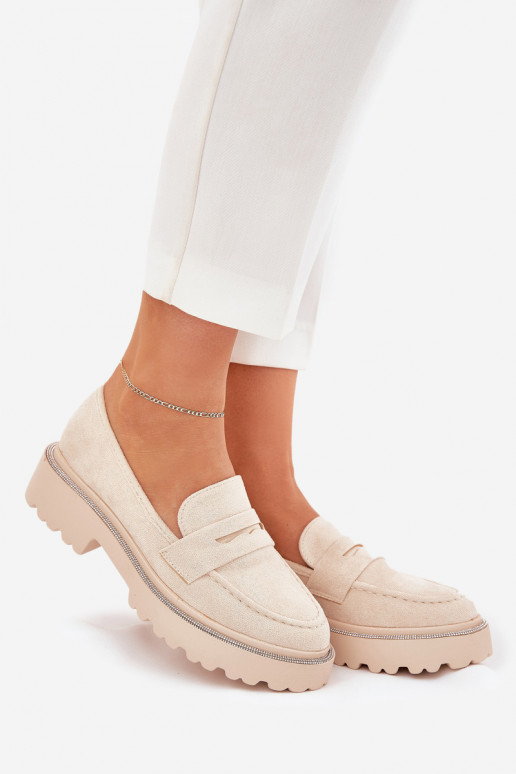 Zandkleurige damesmokassins van faux suede met glanzende oogjes Nilamla