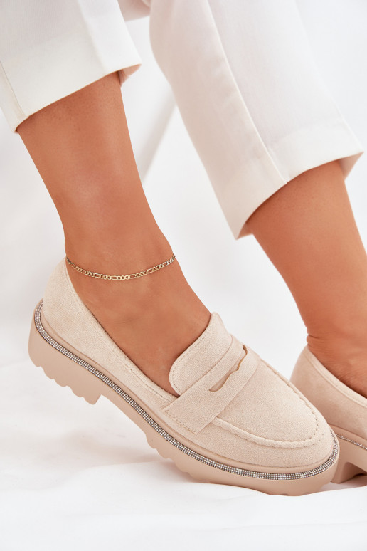 Zandkleurige damesmokassins van faux suede met glanzende oogjes Nilamla