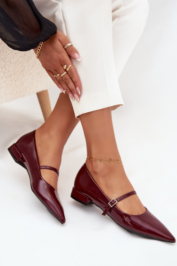 Ballerines laquées sur un talon délicat avec des sangles bordeaux Isvella