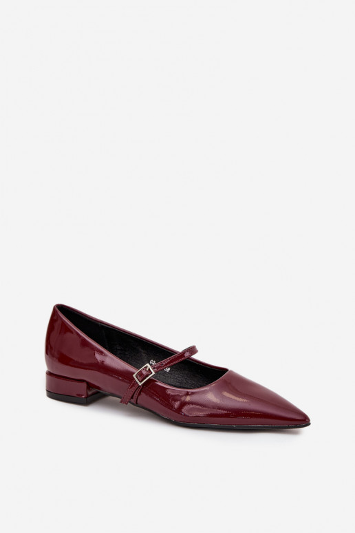 Ballerines laquées sur un talon délicat avec des sangles bordeaux Isvella