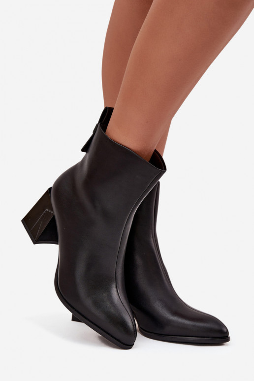 Bottes de cheville isolées avec talons en cuir naturel Vinceza 66812 en noir