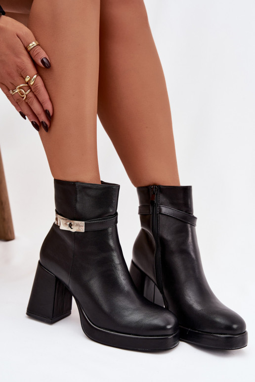 Bottes de cheville pour femmes isolées avec talons décorés en noir Giordina