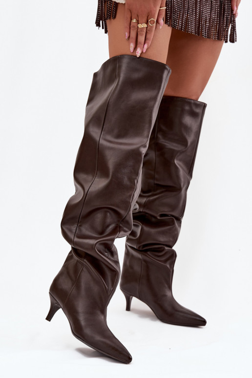 Damen kniehohe Stiefel zum Hineinschlüpfen mit schmalen Absätzen in schokoladenfarben Ysolienne