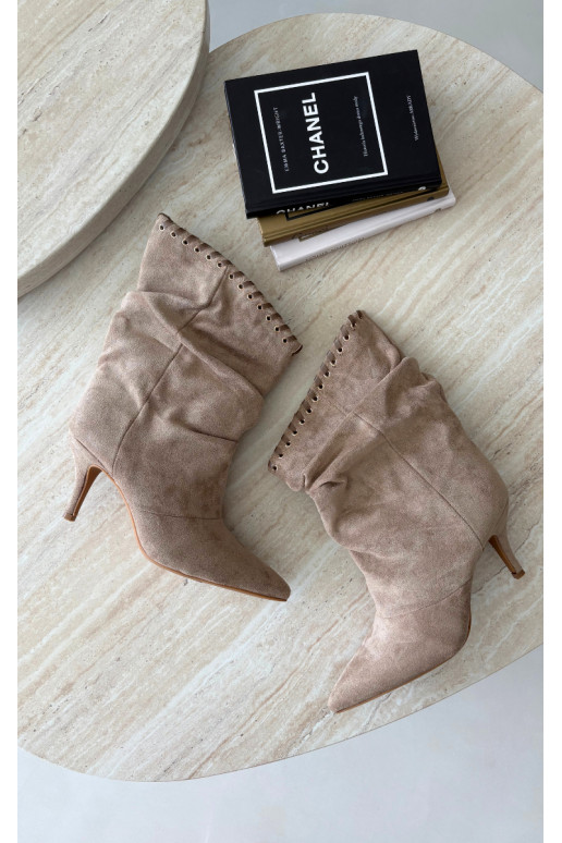 Falten ankle boots mit dünnen Absätzen in sandfarbener Herella
