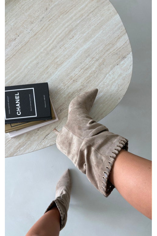 Falten ankle boots mit dünnen Absätzen in sandfarbener Herella