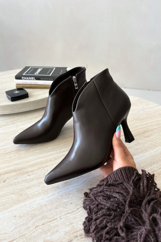 Bottines pour femmes sur talon fin avec bout pointu couleur brun foncé Bessia