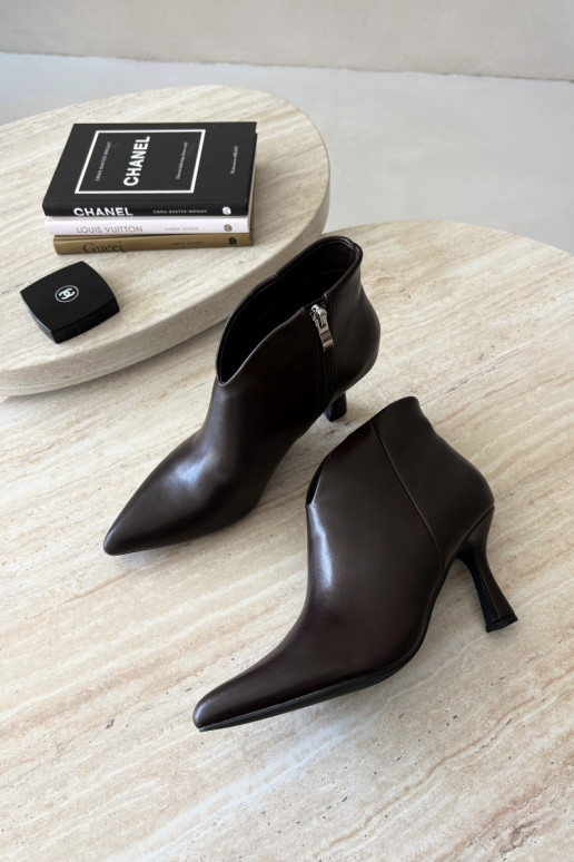 Bottines pour femmes sur talon fin avec bout pointu couleur brun foncé Bessia