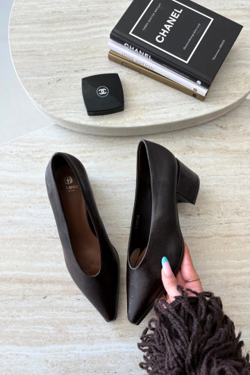 Schoenen met puntige neus en vierkante hakken van faux leather in donkerbruin kleur Lavisa
