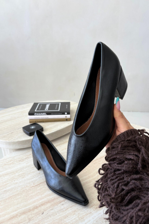 Schuhe mit spitzem Zehen und quadratischen Absätzen aus Kunstleder in schwarzer Lavisa