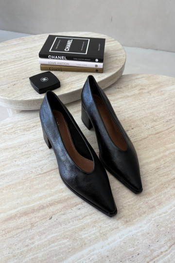 Schuhe mit spitzem Zehen und quadratischen Absätzen aus Kunstleder in schwarzer Lavisa 2