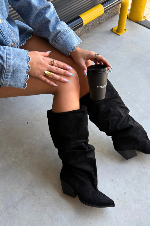 Dames laarzen tot boven de knie met gebogen bovenkant en hakken van suede in zwarte kleur Durela
