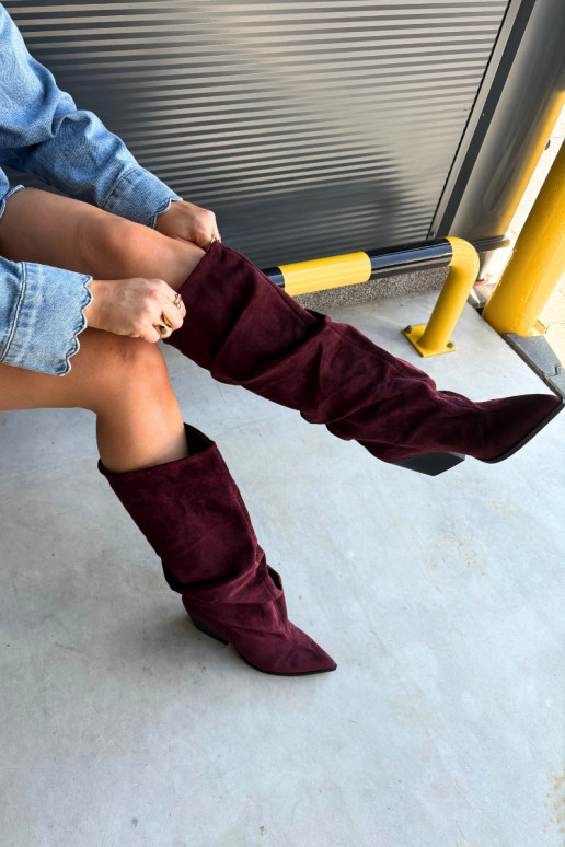 Dames laarzen tot boven de knie met gebogen bovenkant en hakken van suede in bordeaux kleur Durela