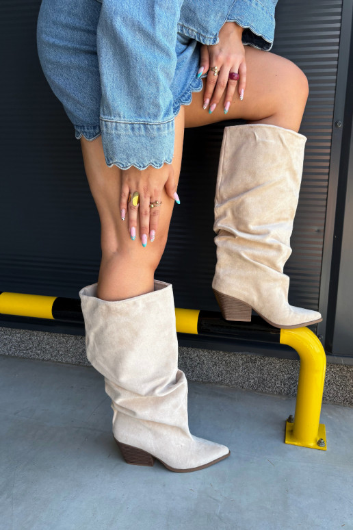 Bottes au-dessus du genou pour femmes avec partie supérieure incurvée et talons en daim couleur sable Durela