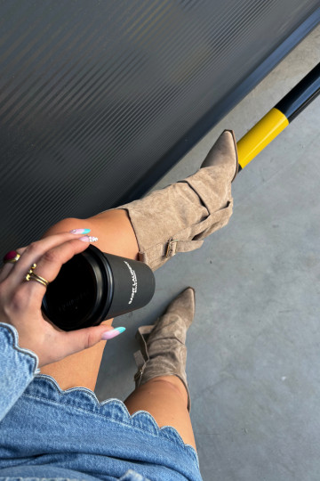 Bottes au-dessus du genou pour femmes avec talons, volants et boucles couleur sable Caster 2