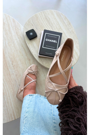 Ballerines beiges en vernis avec rubans Kokardką 2