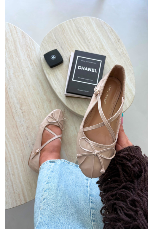 Beige lackierte Ballerinas mit Bändern Kokardką