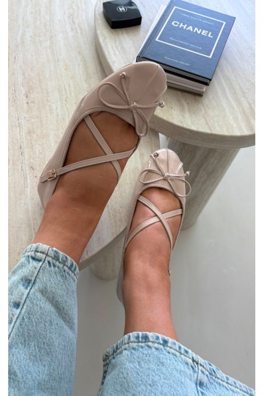 Ballerines beiges en vernis avec rubans Kokardką