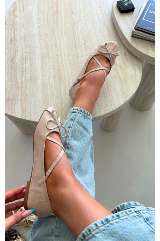 Beige gelakte ballerina's met lintjes Kokardką