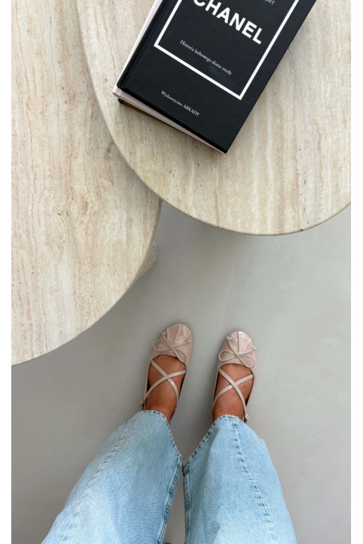 Ballerines beiges en vernis avec rubans Kokardką