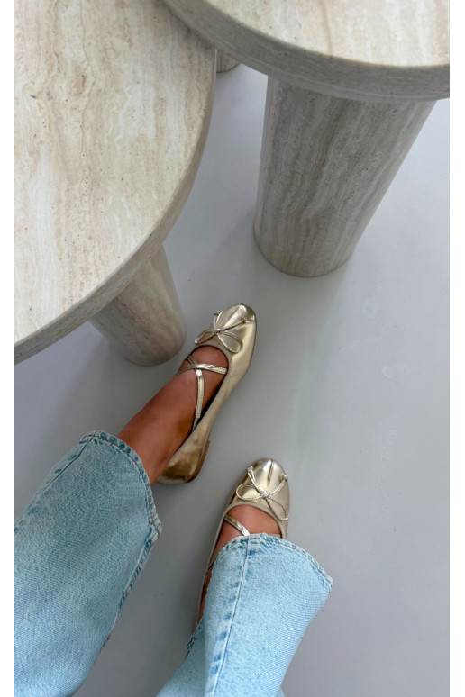 Ballerines dorées en vernis avec rubans Kokardką