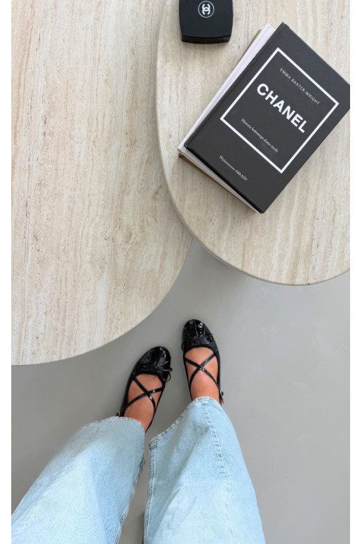 Ballerines noires en vernis avec rubans Kokardką